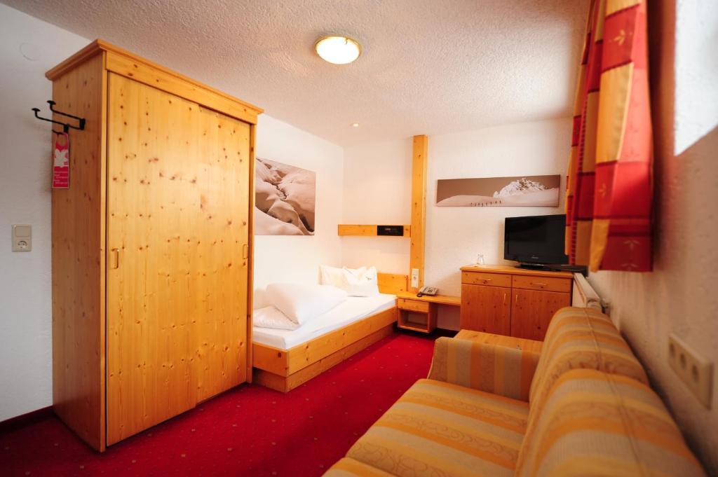 Hotel Toni Гальтюр Экстерьер фото